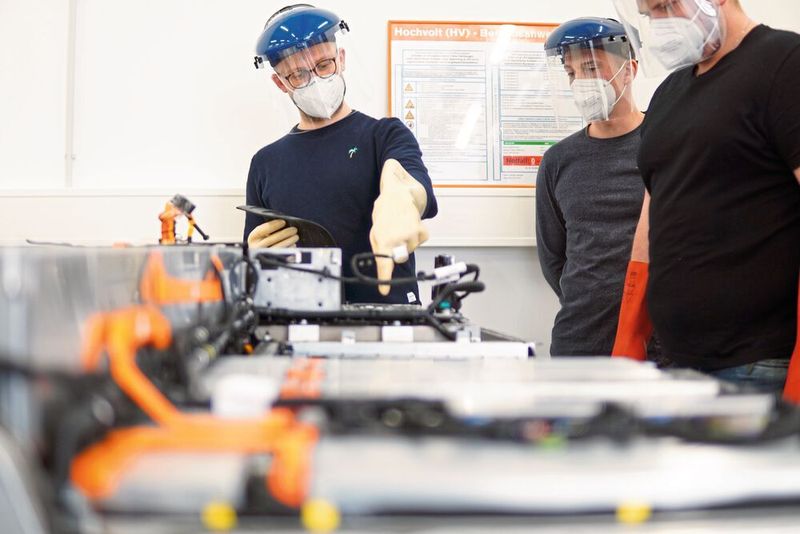 Die neue DGUV-Information 209-093 regelt die Qualifikationsstufen für die Arbeit an HV-Fahrzeugen neu.