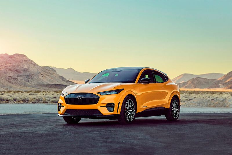 Der Ford Mustang Mach-E stößt während der Fahrt kein CO2 aus und hat eine 100 Prozent vegane Innenausstattung.