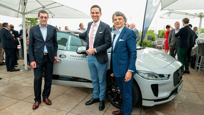 Willi Bonke (von links), Geschäftsführer von Premium Cars Rosenheim, mit Dominik Reiner, General Manager des Luxushotels Mandarin Oriental und Prof. Ralph Speth, dem ehemaligen CEO von Jaguar Land Rover.
