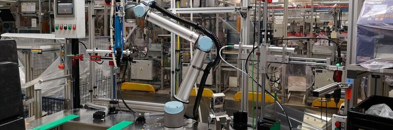 Cobots in der Produktion: Hella setzt in der Vorproduktion und der Endmotage auf Cobots.