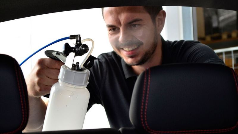 Mit dem Biocleen-Vernebeler lassen sich Flächen gezielt desinfizieren – oder der gesamte Innenraum.