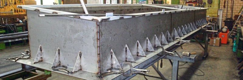 Blechkonstruktionen können naturgemäß sehr schwergewichtig ausfallen. Um Transportwege zwischen Kunden und Lieferanten möglichst kurz zu halten, baut Blexon auf ein zunehmend dichteres Netzwerk an Fertigungspartnern in Deutschland und der Schweiz.