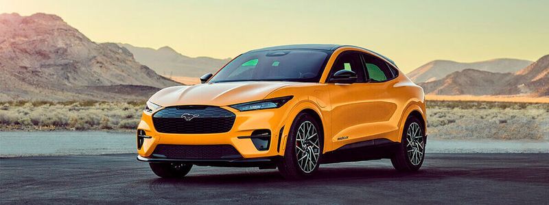 Der vollelektrische Ford Mustang Mach-E stößt während der Fahrt null CO2 aus.