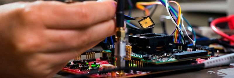Post-Quanten-Chip Forschung am Lehrstuhl „Sicherheit in der Informationstechnik“ (Prof. Dr.-Ing. Georg Sigl) der Technischen Universität München.