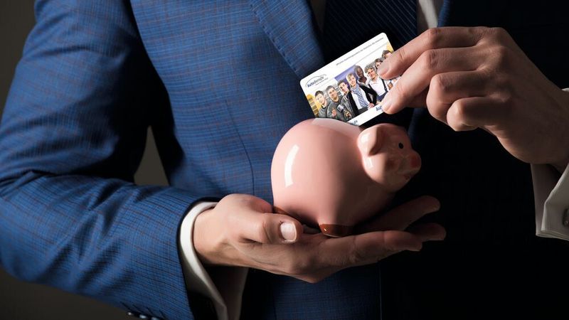 Mit dem offiziellen Ausbildungsausweis können Kfz-Azubis bares Geld sparen.