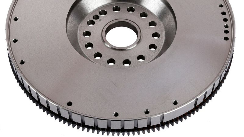 Beim Schwungrad kann es zu Verschleiß kommen: Deshalb rät ZF Aftermarket zur Überprüfung des Bauteils bei Kupplungswechsel an Nutzfahrzeugen.
