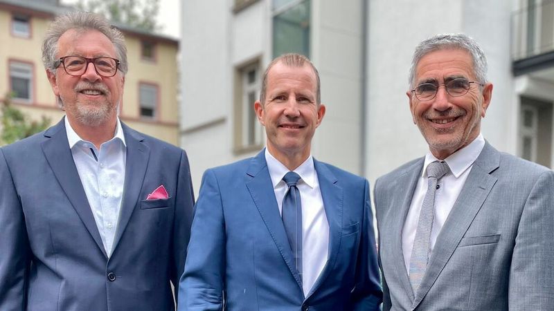 Von links: Heinz Gerhard Herrmann, Jürgen Hölz und der Vorstandssprecher des Opel-Händlerverbandes, Peter Müller.