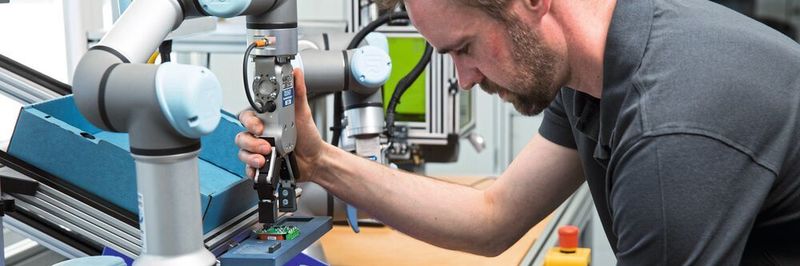 Der Mittelständler Albrecht Jung nutzt die Funktionsvielfalt von Cobots: Die Mitarbeiter suchen neue Anwendungsmöglichkeiten und übernehmen die Programmierung.