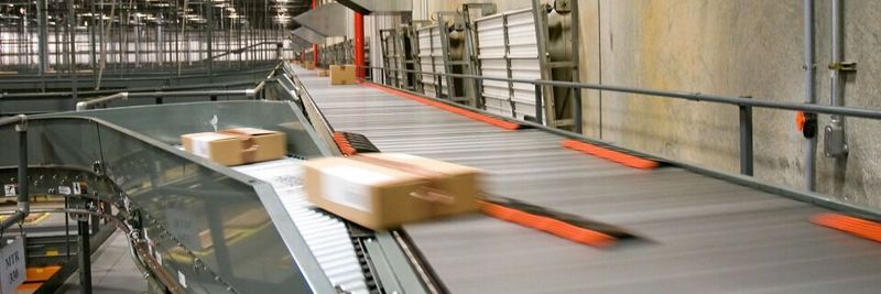 Jedes DC verfügt über hochautomatisierte Fördertechnik und Sortiersysteme von Honeywell.