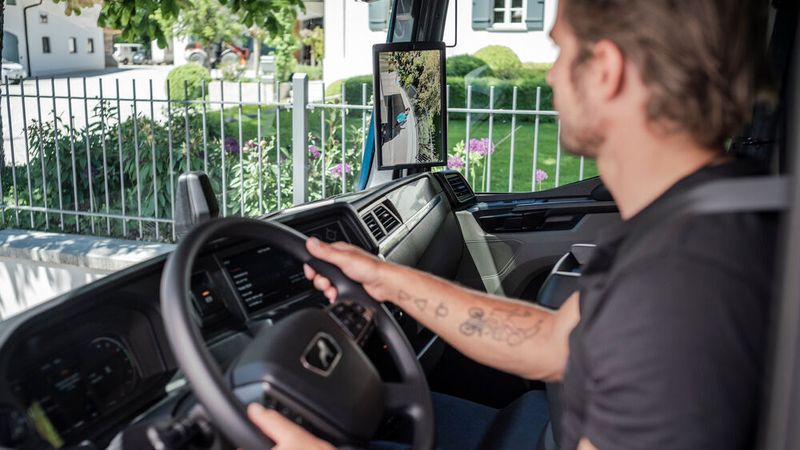 Optiview heißt MANs System, das Spiegel durch Kameras und Displays ersetzt und das Abbiegen sicherer machen soll.