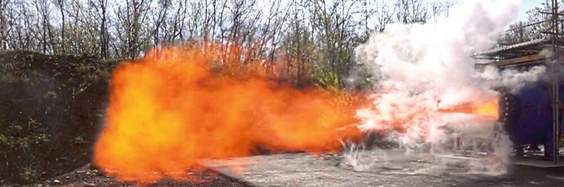 Entzündet sich ein Gas-/Luft-Gemisch sorgt der entstehende Explosionsdruck für eine schnelle Ausbreitung der Gaswolke, die von der nacheilenden Flamme verbrannt wird.