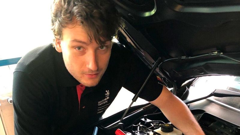 Für das Kfz-Gewerbe tritt bei der Berufs-Europameisterschaft Euroskills unter anderem Tobias Zander (22) an.