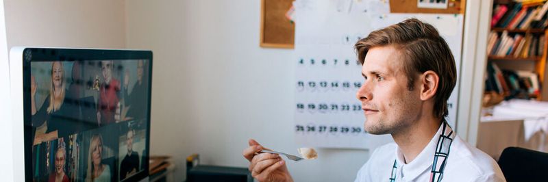 Von Essen bis Putzen: Eine Studie von Cisco zeigt, was die Deutschen heimlich während Videokonferenzen machen.