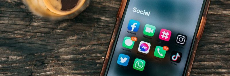 Mithilfe von Social Media können sich Unternehmen nach außen präsentieren. Wichtig ist das u.a. auch für das Employer Branding.