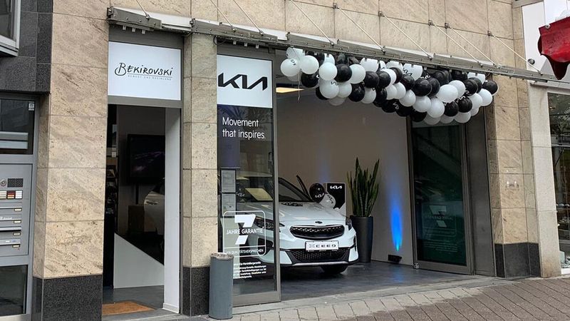 Das Kia- und Ssangyong-Autohaus Bekirovski hat mitten in der Innenstadt von Dormagen einen Pop-up-Store eröffnet.
