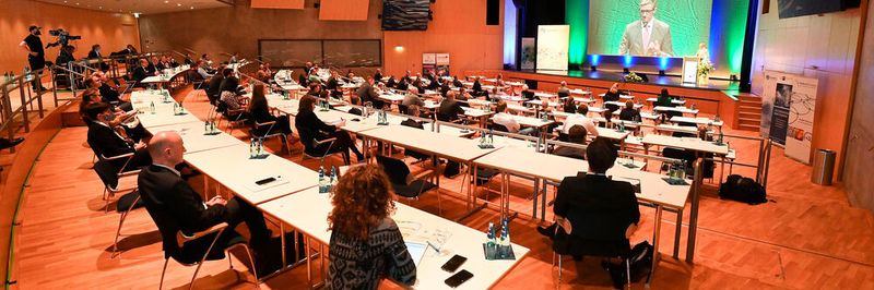 „Willkommen zum Innovation Forum“ heißt es in diesem Jahr sowohl in- als auch outdoor: Das Innocamp erweitert die Fläche und bietet 15 Ausstellern und einer Open Stage Platz.