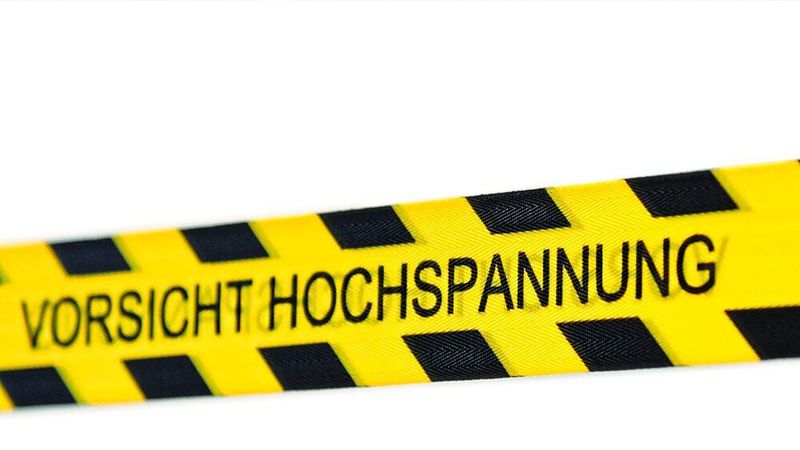 Beim Umgang mit E-Fahrzeugen braucht es gut ausgebildete Fachkräfte - und eben auch entsprechendes Werkzeug und Equipment.