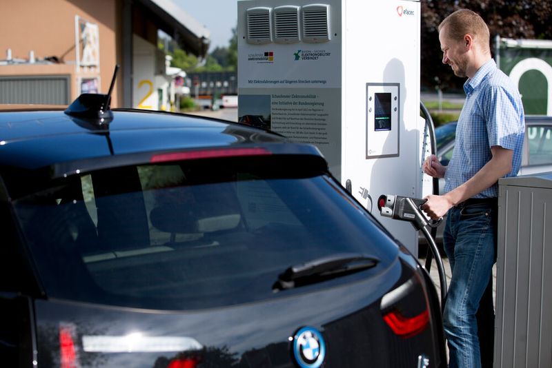 An der Ladesäule mit EC-Karte zahlen: Ein neues Bezahlsystem soll so das Laden von E-Fahrzeugen vereinfachen.