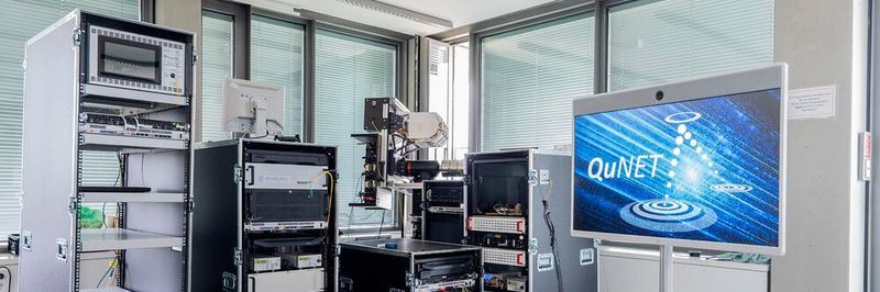 An der Initiative QuNET sind das Fraunhofer IOF, das Fraunhofer HHI, das MPL sowie das DLR beteiligt.