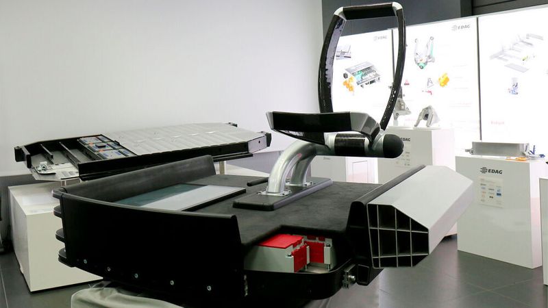 Die Plattform besteht aus stranggezogenen CFK-Elementen und wird durch eine Sitzkonstruktion ergänzt. Sie soll rein rechnerisch fünf Fahrzeugleben lang halten.