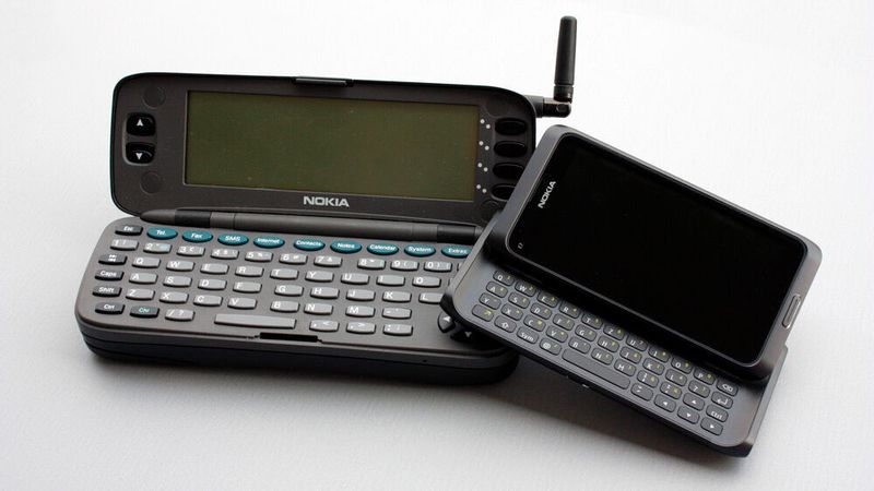 Vom Touchscreen überholt: Der Ur-Communicator Nokia 9000 von 1996 und sein letzter Nachfolger Nokia E7 von 2010. Spätestens als Apple 2007 mit dem iPhone flexible, leicht nutzbare Smartphones mit Touchscreen eingeführt hatte, war das Ende der Tasten-Kommunikatoren besiegelt.