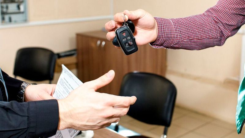 Wenn Autohändler Kunden beim Verkauf von Gebrauchtwagen Garantien zusagen, sollen sie zukünftig entsprechende Steuern abführen. Das zumindest sind die Pläne des Bundesfinanzministeriums, gegen die sich das Kfz-Gewerbe wehrt.