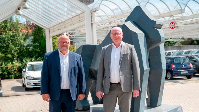 Steuern die Ostermaier-Gruppe in die Zukunft: Beirats-Vorsitzender Michael Ostermaier (re.) und Geschäftsführer Klaus Schroff (li.).