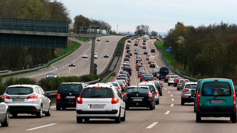 Stau umfahren dank der Autobahn-App? Die Anwendung ist wegen mangelhafter Inhalte und fehlender Navigationsfunktionen noch ausbaufähig.