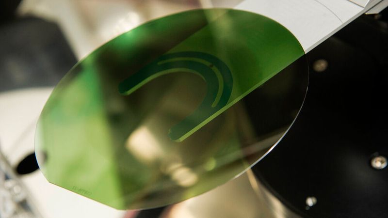 Mehr Selbstversorgung: SiC-Chips für Anwendungen in der Leistungselektronik sind gefragt. Mit größeren 200-mm-SiC-Wafern schraubt ST nun den Ausstoß nach oben.
