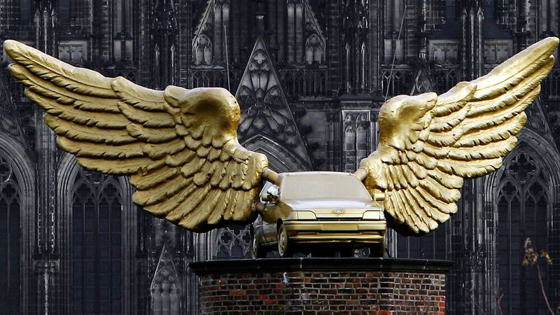 Der „Goldene Vogel“ – ursprünglich ein Ford Fiesta – war im April 1989 im Rahmen der zweiwöchigen Kunstaktion „Fetisch Auto“ von Hans-Jürgen Schult geschaffen worden.