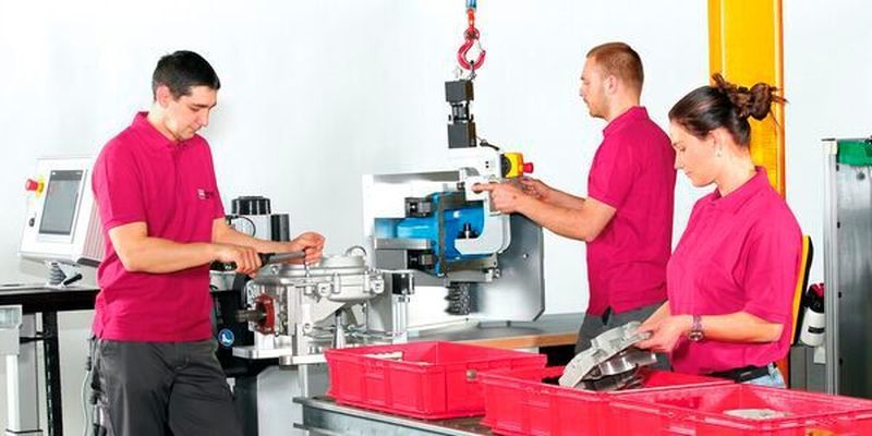 Manuelle und teilautomatisierte Montagearbeitsplätze lassen sich mit den modulog-Komponenten schnell ändern, erweitern und optimieren.