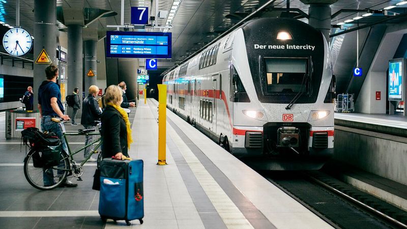 Laut der Bahn haben sich an dem zweitägigen Streik 5.400 der insgesamt 19.700 Lokführer beteiligt.