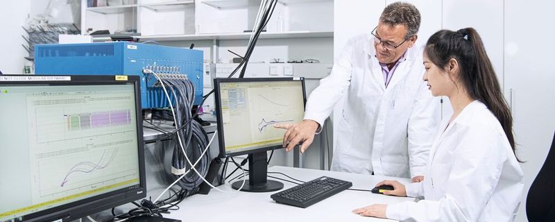 Analyse: Mit einer vielversprechenden Kombination aus Kathode und Elektrolyt wollen die Forscherinnen und Forscher des HIU eine sehr hohe Energiedichte möglich machen.