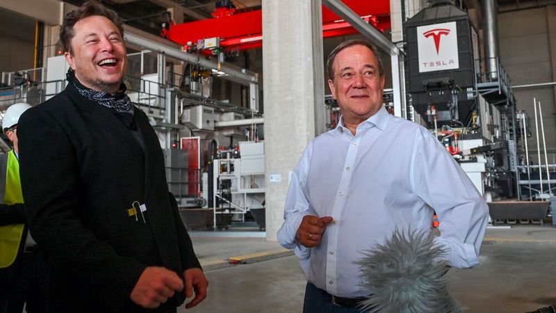 Trafen sich am Freitag (13. August) auf der Tesla-Baustelle in Grünheide: Elon Musk (li.) und Armin Laschet.