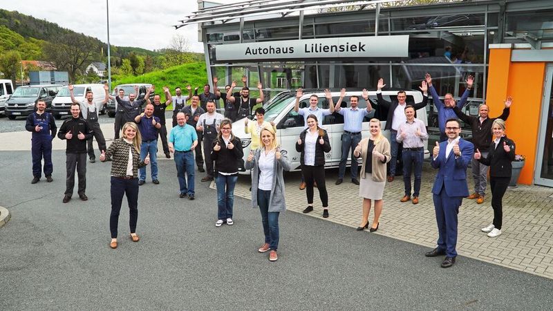 So sehen Sieger aus: Das Autohaus Liliensiek aus Dippoldiswalde hat den Gebrauchtwagen Award 2021 gewonnen.