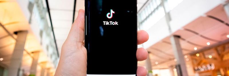 TikTok erweist sich unter anderem als perfekte Plattform für Employer Branding, da zahlreiche potenzielle Arbeitskräfte zielgerichtet, attraktiv und zeitgemäß angesprochen werden können.