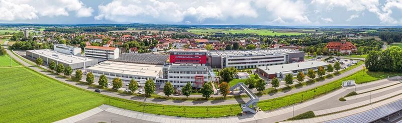 Luftaufnahme des Firmengeländes mit dem Empfangsgebäude