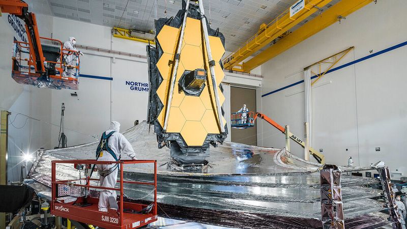 Mega-Origami: Vor dem erfolgreichen Test der Spiegelentfaltung hat die Nasa einen der wichtigsten Meilensteine der bisherigen Tests erreicht: Der 5-lagige Sonnenschutzschild von Webb wurde erfolgreich entfaltet und in die gleiche Konfiguration gespannt, die er im Weltraum haben wird!