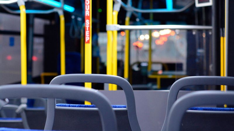Viele leere Plätze: Ein großer Teil einstiger ÖPNV-Nutzer meidet öffentliche Verkehrsmittel weiter wegen der Corona-Pandemie.