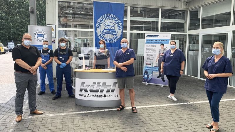Das Team vom Autohaus Kühl und der Arztpraxis Dr. Joachim Siegert (von links): Michael Neuburger, Sascha Dörrfeld, Justin Mölder, Annika Brandes, Dr. Joachim Siegert und zwei Praxismitarbeiterinnen.