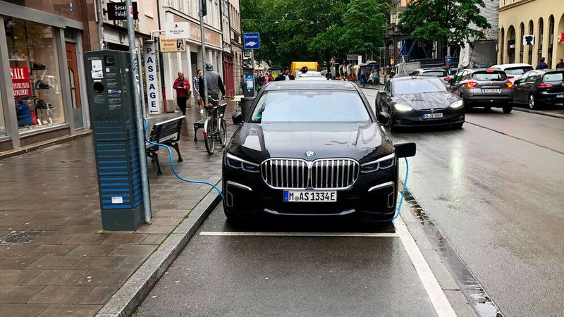 Plätze an Ladesäulen werden mit immer mehr elektrifizierten Fahrzeugen immer gefragter.