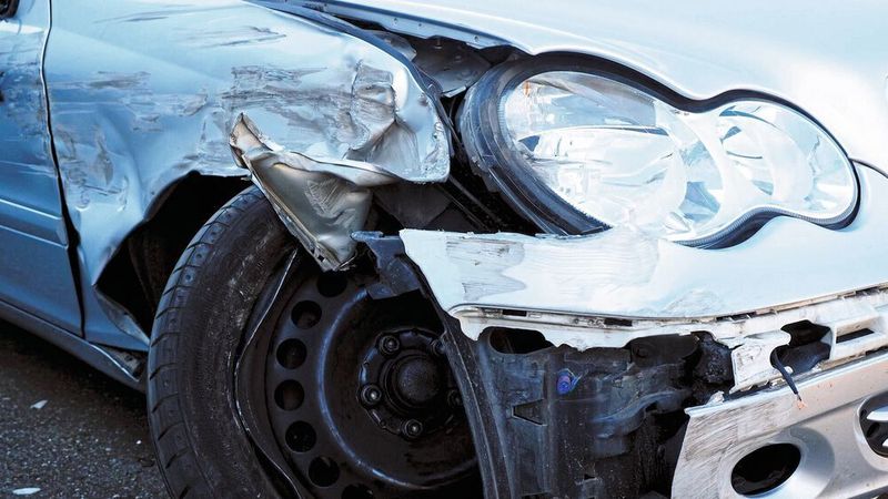 Nach einem Kfz-Schaden muss ein Geschädigter der Versicherung keine Rechnung vorlegen, wenn er die Kosten fiktiv nach dem Gutachten des Sachverständigen abrechnen möchte.