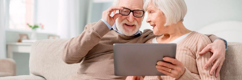 Der „DigitalPakt Alter“ soll ältere Menschen beim Erwerb digitaler Kompetenz unterstützen.