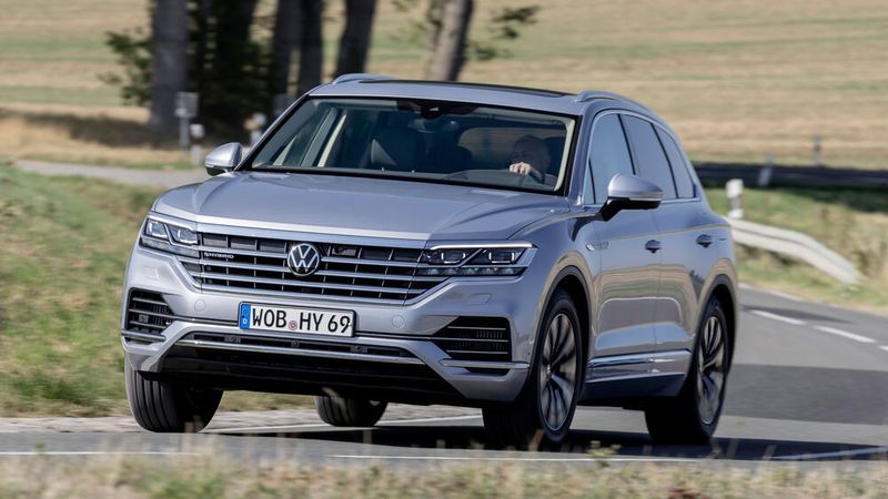 Der VW Touareg fährt nur knapp 50 Kilometer weit elektrisch.
