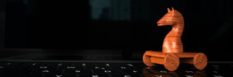 Security-Teams müssen herausfinden, wie Cyberkriminelle ins Firmennetzwerk gelangen. Mit Tricks und moderner Technik ist es möglich, die Angreifer hier und da ans Tageslicht zu zwingen.