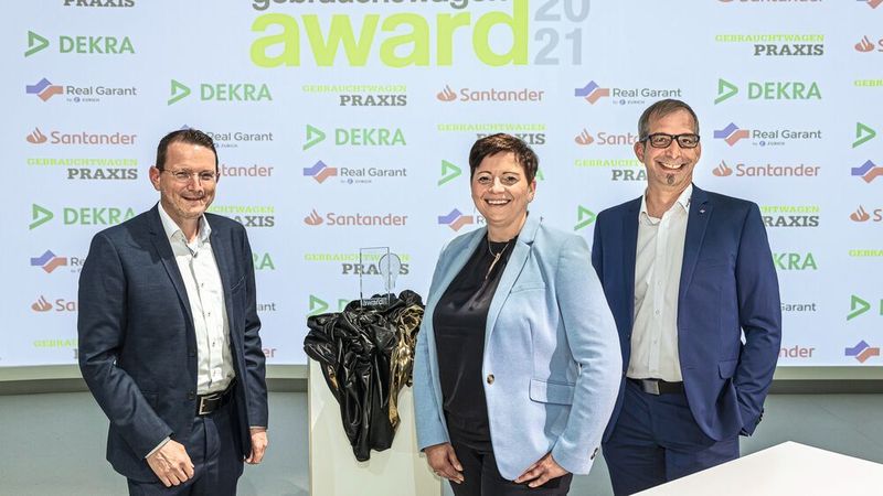 Dekra, Real Garant und Santander unterstützen den Gebrauchtwagen Award seit vielen Jahren. Jeder der drei Partner ist in der Jury aktiv: (von l.) Marc Gounaris, Zielgruppenmanager Kfz-Gewerbe, Dekra; Ramona Wittke, Regionale Vertriebsleitung, Vertrieb Mobilität, Santander; Robert Leger, Key Account Manager, Real Garant.