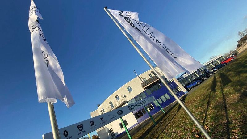 Blick auf das Gebrauchtwagencenter Hof der Schneider Gruppe.