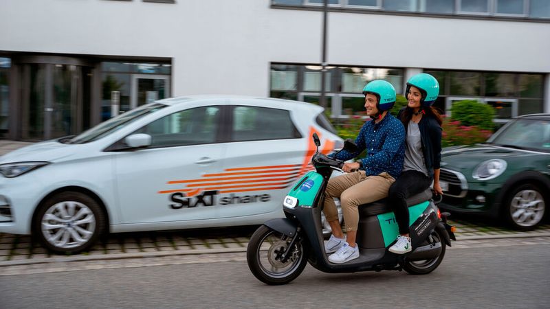 In einigen Städten bietet Sixt über seine App nun auch Fahrten mit E-Mopeds von Tier an.