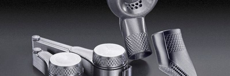 Das lässt Miele über Replique on demand drucken: Kaffeebeutel-Verschlussclip, Wertteilabscheider und Bohrlochreiniger. Das Material: PETG (mit Glykol modifiziertes PET)