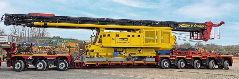 Die Rammgeräte sind flexibel einsetzbar und werden mit Spezialtransportern zur jeweiligen Baustelle verbracht.